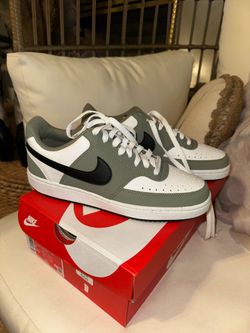 Men’s Nike size 8 women’s 9.5
