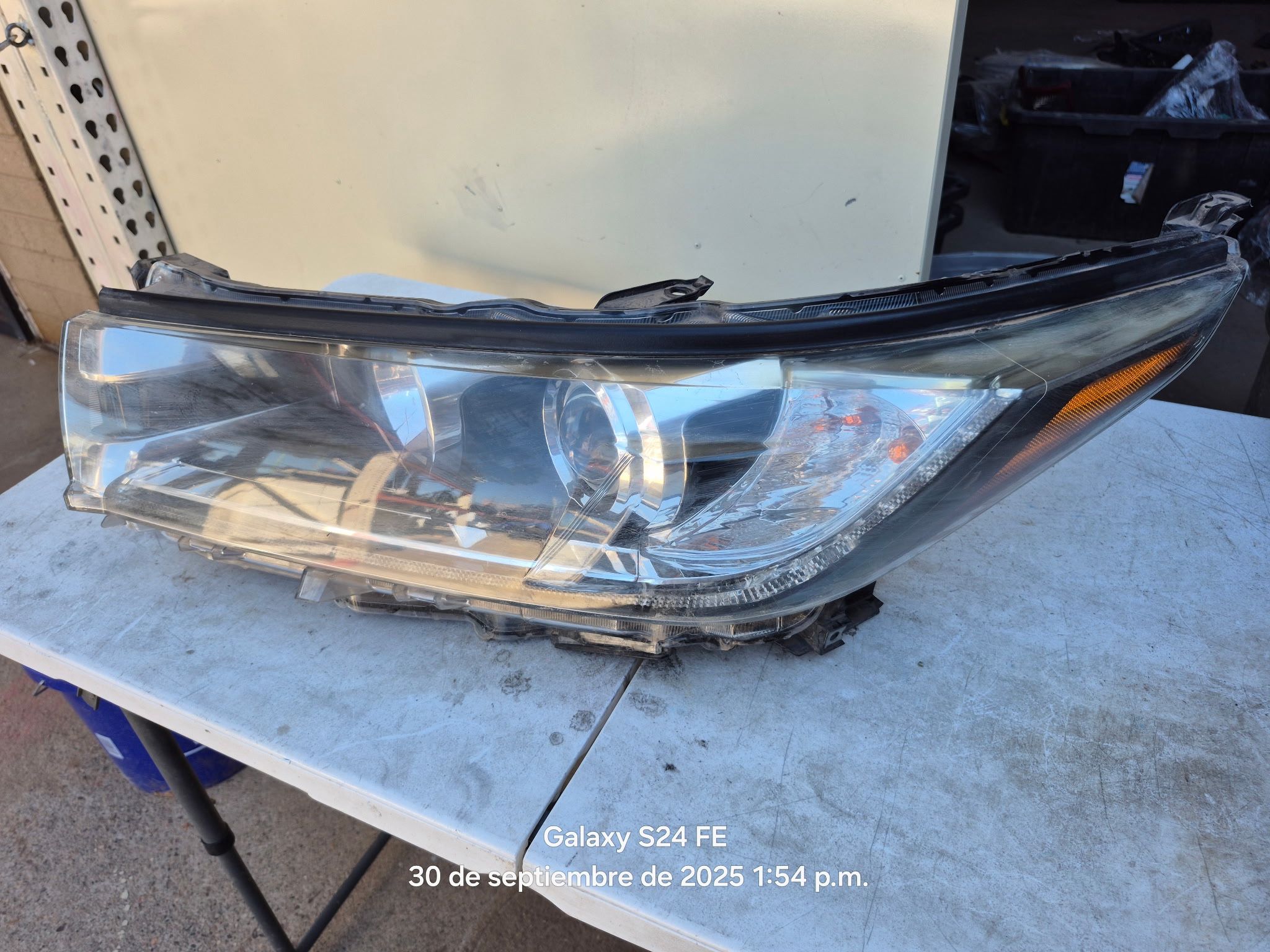 Toyota Highlander Left Headlight Lid Oem