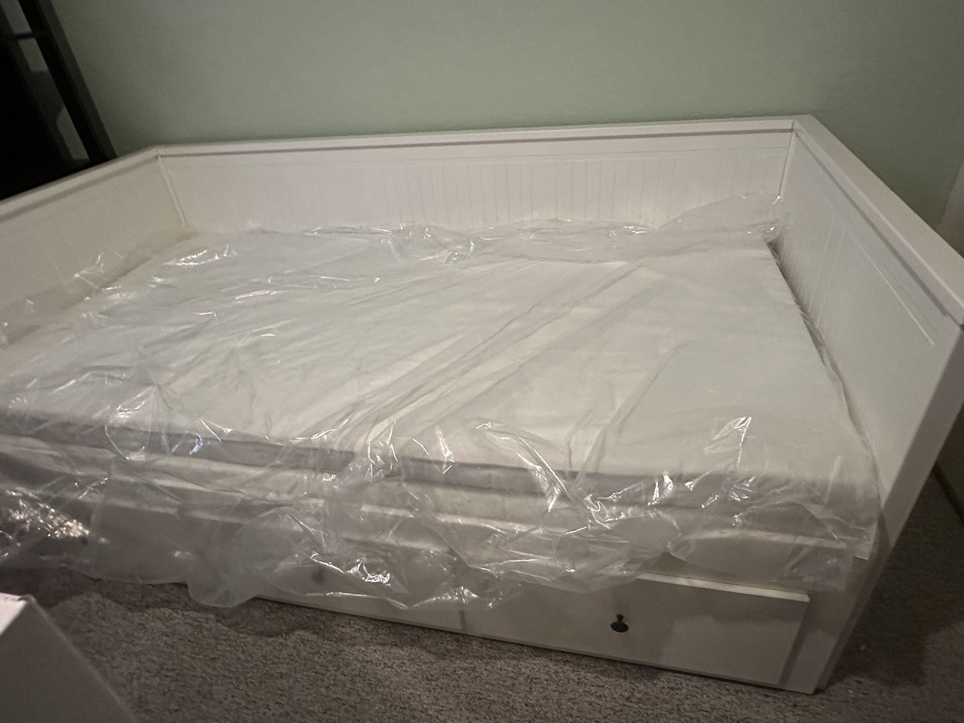 Great condition HEMNES bed