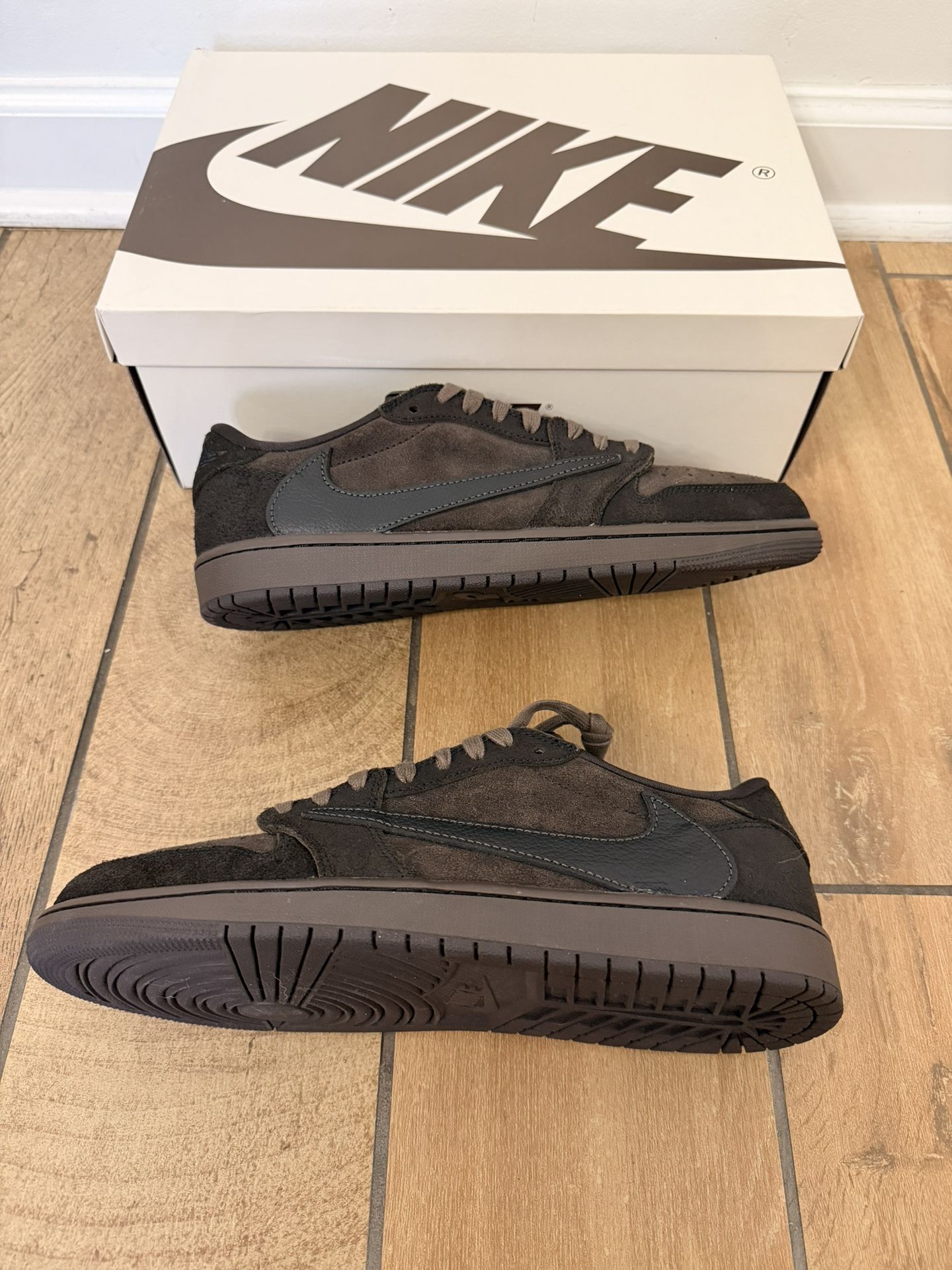 Travis Scott Velvet Size 9.5