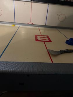 Air hockey table