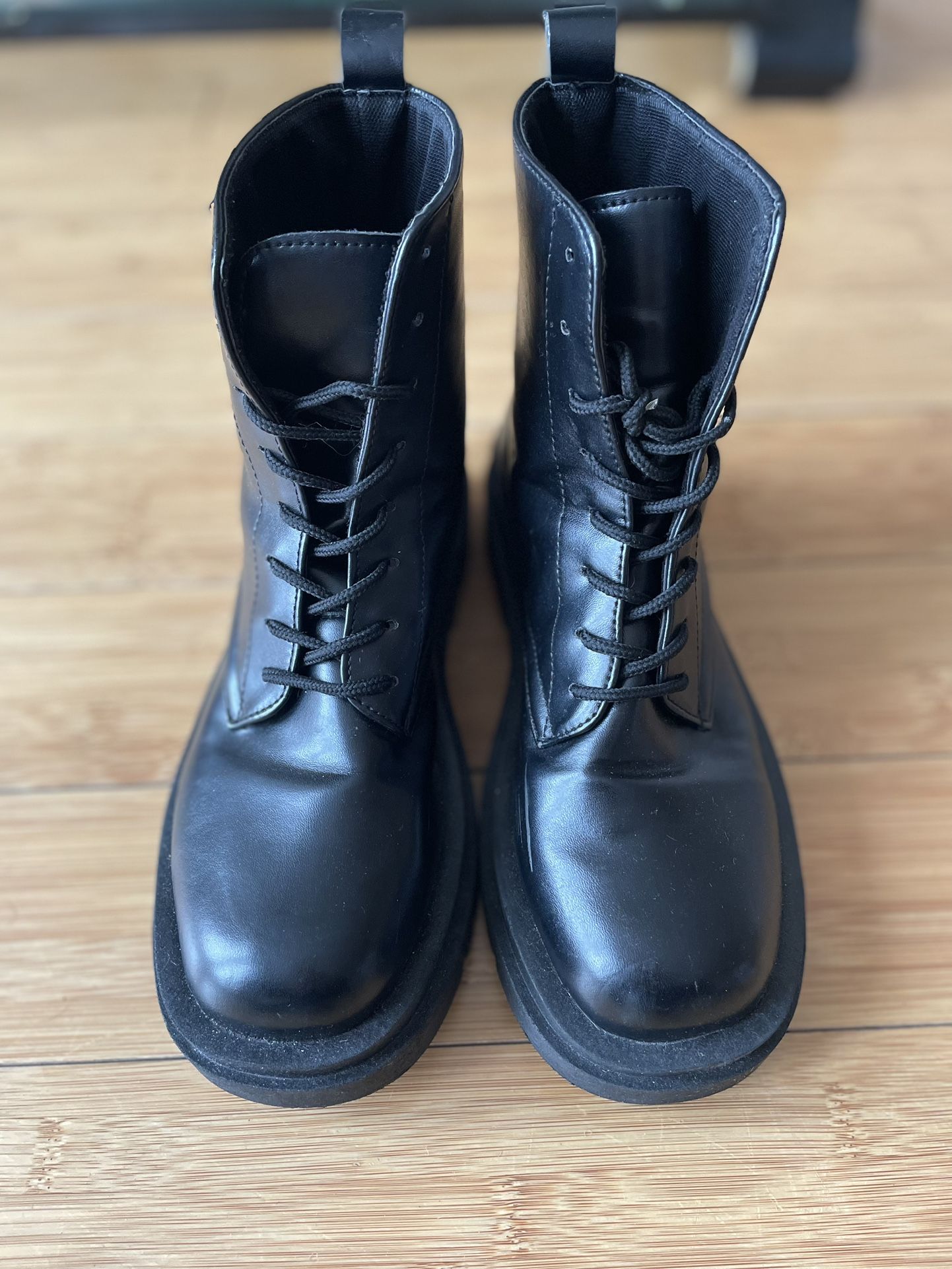 Women's boots. Size: 39 fits 7.5.