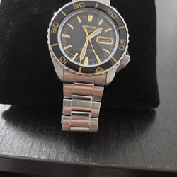 Genuine Seiko Watch Previously Worn Light Usage