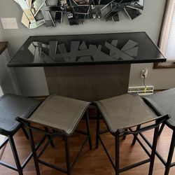 Indoor/Outdoor Bar With 4 Stools 