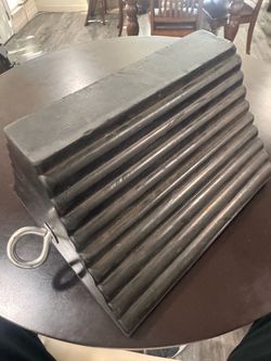 Wheel Chock heavy duty 6" x 8" x 9" For trucks and other heavy equipment Fe13)