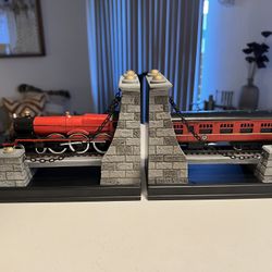 The Noble Collection Harry Potter Hogwarts Express Bookends 
