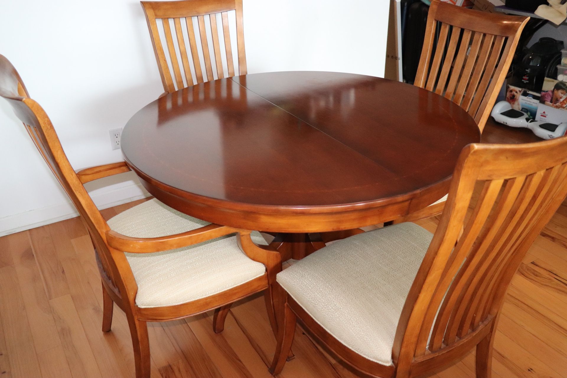 Thomasville round dining discount table