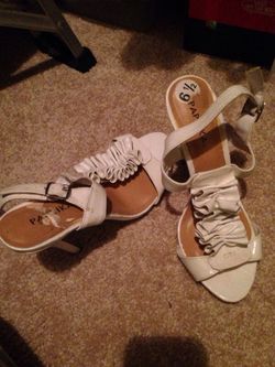 Women's size 6 1/2 white heel