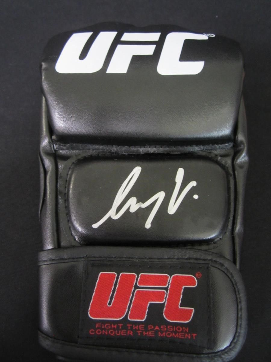 Alexander Volkanovski UFC Autographed Glove With CoA