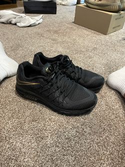 black nike shoes