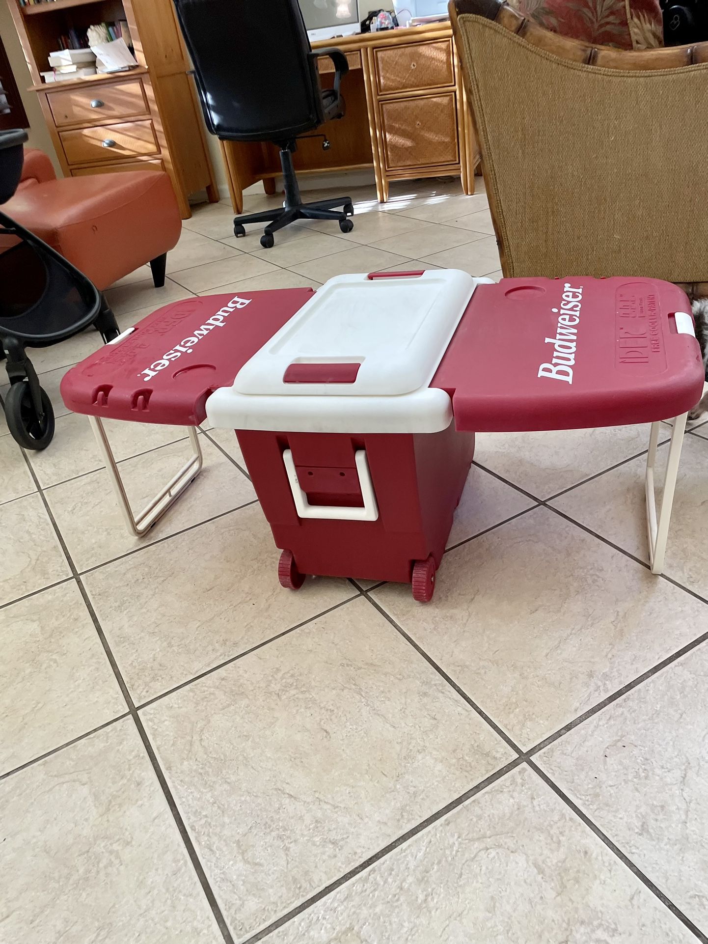 Vintage Budweiser Rolling Cooler with Table & 2 Chairs Sports & Outdoors
