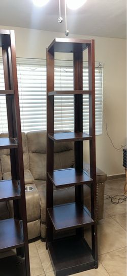 Esquineros de madera aproximadamente 6 pies de alto.