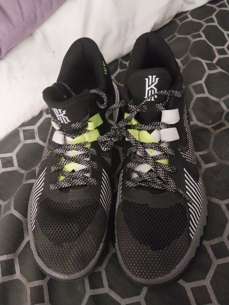 Nike Kyrie Flytrap 5 Black And White Size 8 40 Dollars