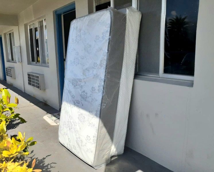 NEW QUEEN-SIZE MATTRESS AND BOX SPRING