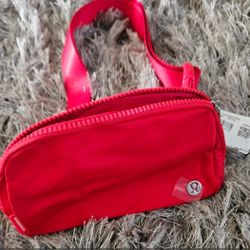 Lululemon Everywhere Belt bag RED