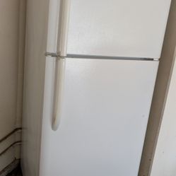 Frigidaire 20-cu ft Standard-Depth 30-in Wide Top-Freezer Refrigerator ( White ) Garage Ready ENERGY