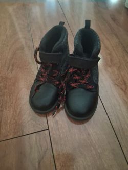 Kids black boots with red laces size 8