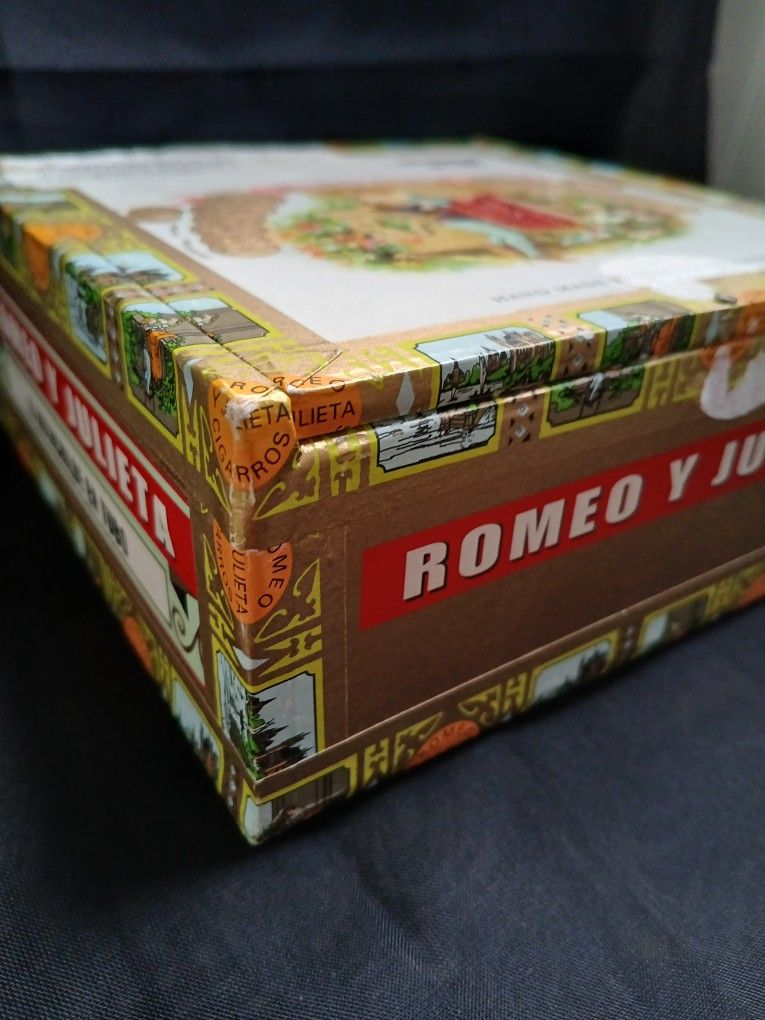 Romeo Y Julieta Cedro Deluxe No. 1 Empty Wooden Cigar Box