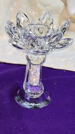 Premium Crystal Lotus Flower Candle Holder Features a Crushed Diamond Stem Detail. CR4P018