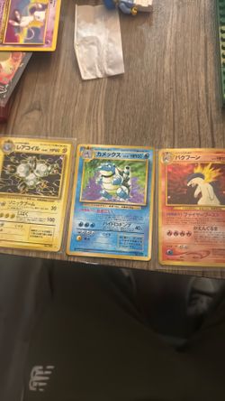 75$ Pokemon holos