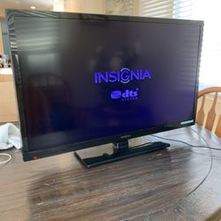 Insignia NS-32D311NA15 is a 32-inch LCD HDTV with a native resolution of 1366x768 (720p) With Remote 
