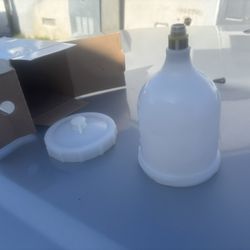 Spray gun cups, gravity feed