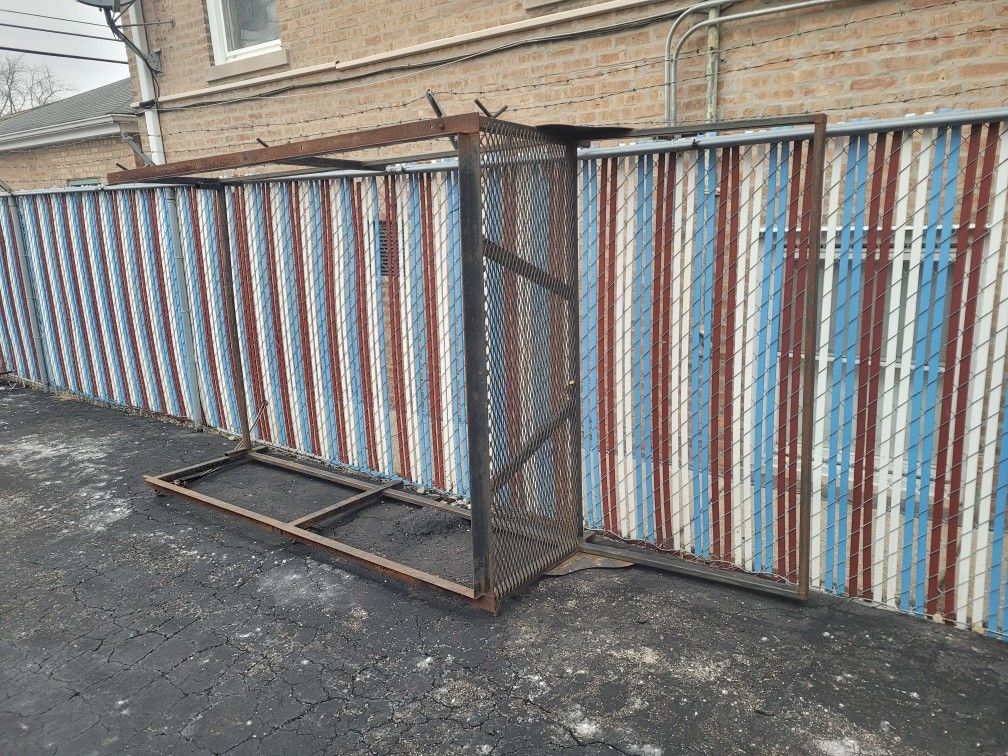 METAL CAGE /LADDER RACK FOR A PICK UP TRUCK. MEASURES ABOUT 8 FT LONG , 6 FT WIDE WITH A 36 INCHES OVER HANG ABOVE THE CABIN.$500.00. OR BEST OFFER.