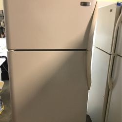 Frigidaire Refrigerator Top Freezer. White 