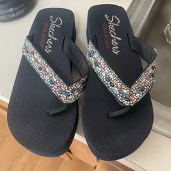 Women’s Skechers Size 7