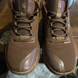 Mens new balance tennis shoe like new Size  11