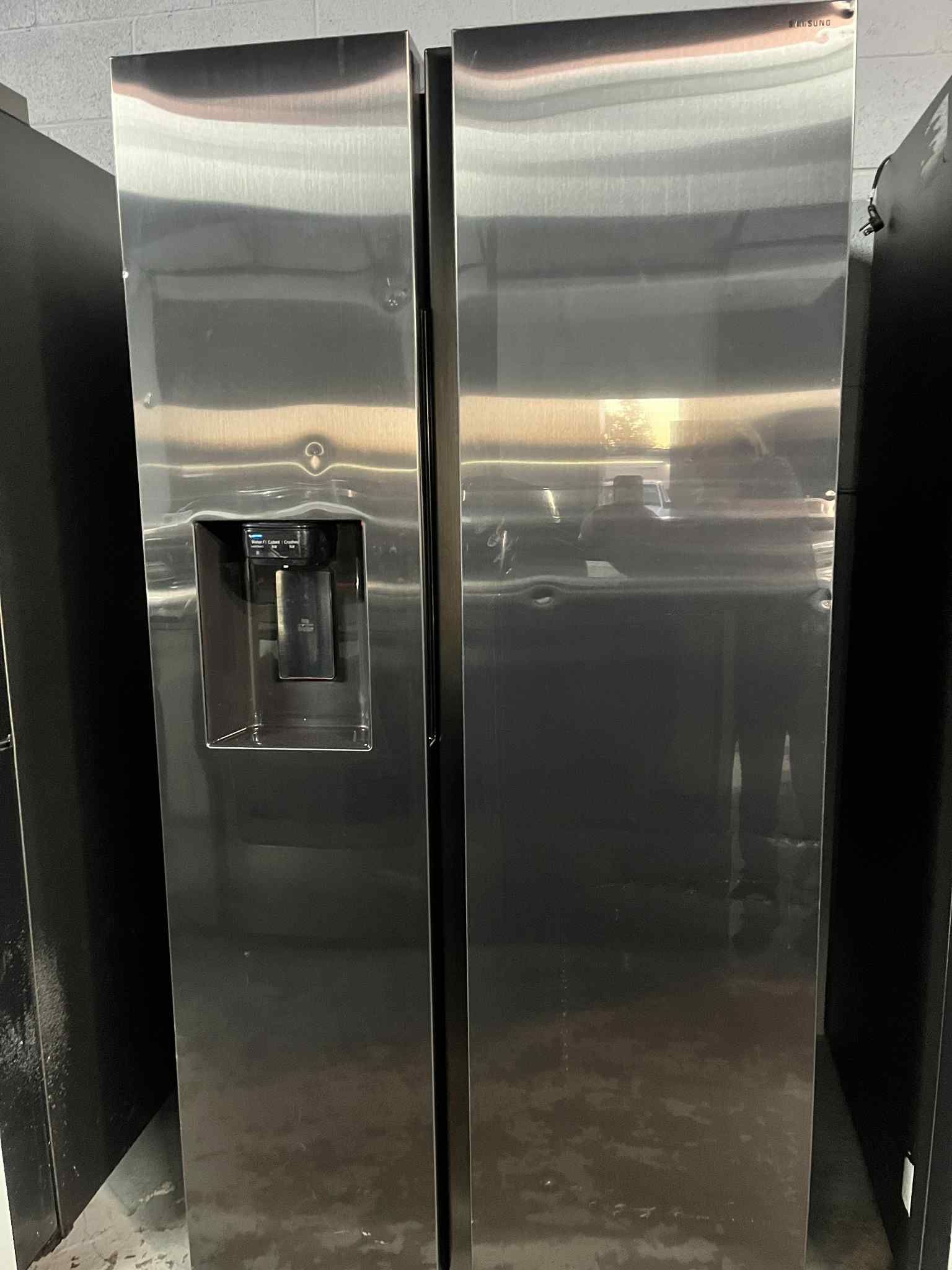 Samsung - 27.4 cu. ft. Side-by-Side Refrigerator with Large Capacity - Black Stainless steel