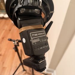 Neewer TT560 Speedlite (Plus 1 Extra Tripod)