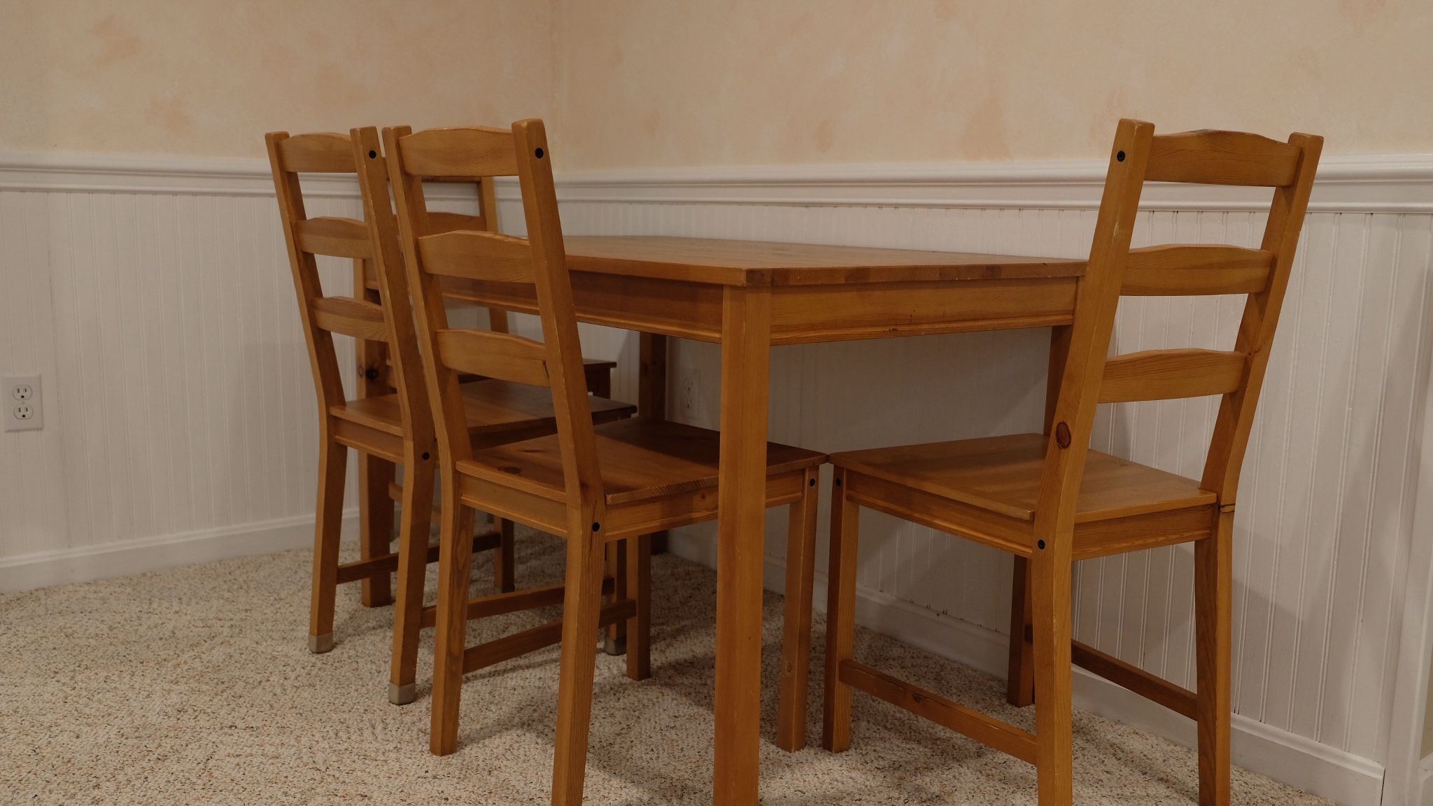 A Desk With 4 Chairs