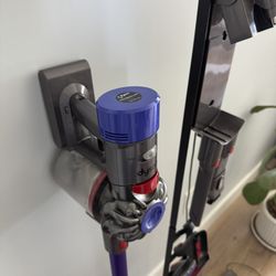 Dyson Vacuum V8 Animal with Dock