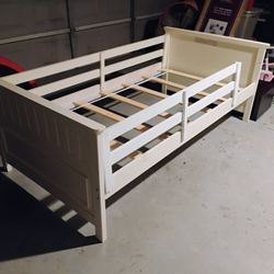 White convertible twin / daybed 