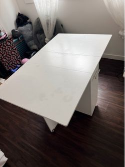 Foldable table