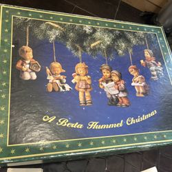 Goebel Annual Ornament "Holiday Surprise": Boxed annual pieces from Goebel are often sought after by year-specific collectors