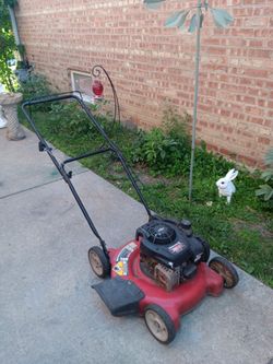 YARD MACHINES GAS LAWMOWER 22" Cutting W