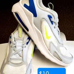 Nike Air Max Tennis Shoes Size 2.5Y 