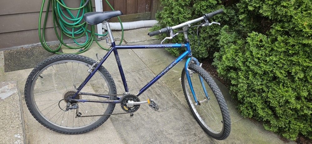 Trek 820 Mountain Bike 40"x20" Frame 26" Wheels