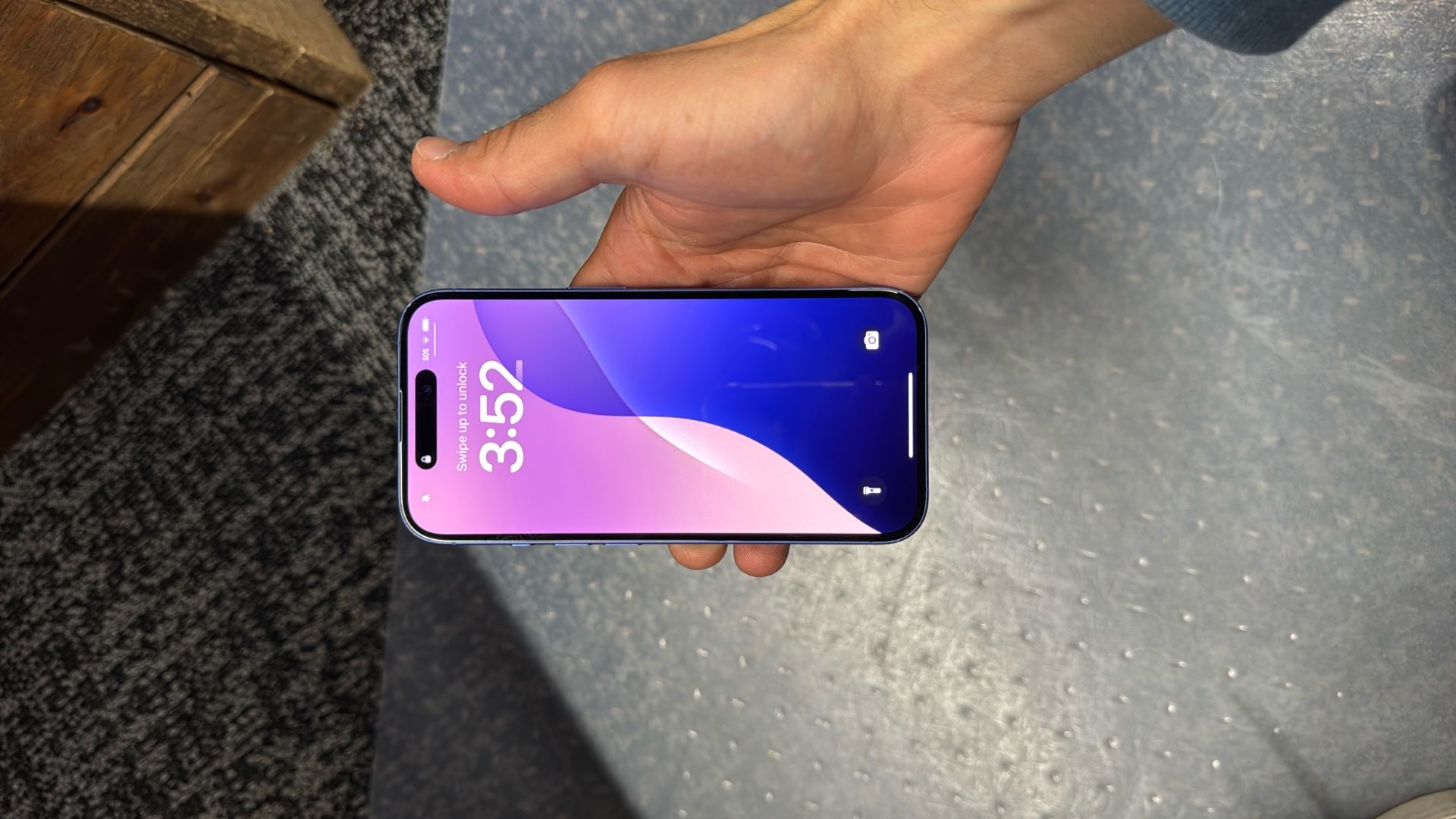 iPhone 16 Locked AT&T 128GB Hairline Crack