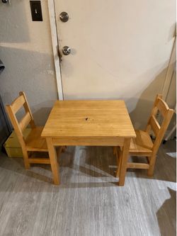 Melissa and dough  table and chairs
