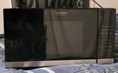 Frigidaire microwave GMBS3068AFA KG(contact info removed)0 MIDE ANCHO 24 Y LARGO 18 Y MEDIO ALTURA 12 TRES CUARTOSR COLOR NEGRO ESTA COMO NUEBO