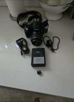Nikkon D3300 with original lense.