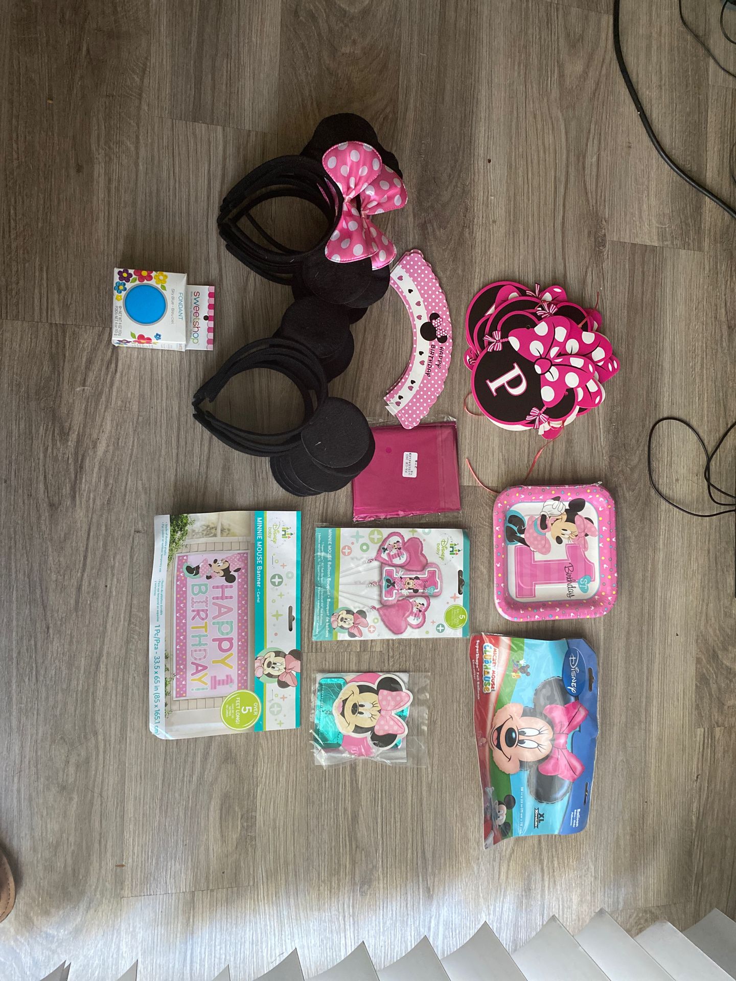 Minnie Mouse ears and decorations for 1st birthday