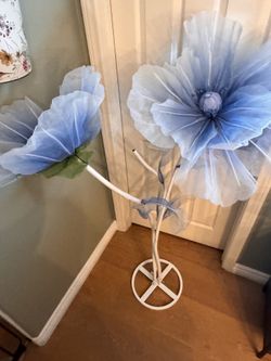 Large whimsical flowers, heads with stand. White base. Easy assembly used condition.