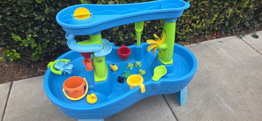 Step2 Double Showers Splash Water Table - LIKE NEW