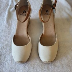 New Women's White Mountain off-white Sandals Size 8 1/2.