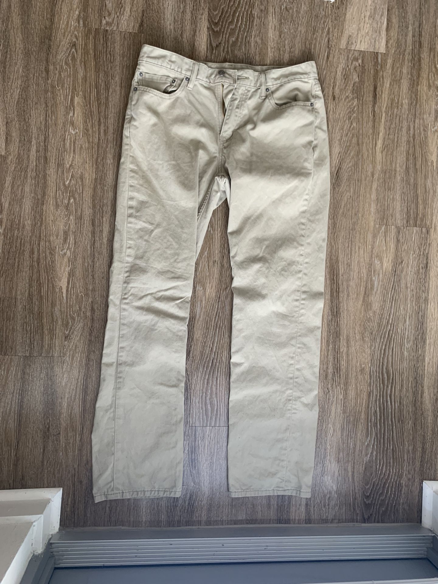 514 Levi khakis- 33 x 32- straight fit