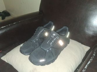 ON MENS 91/2 RUNNING SHOES